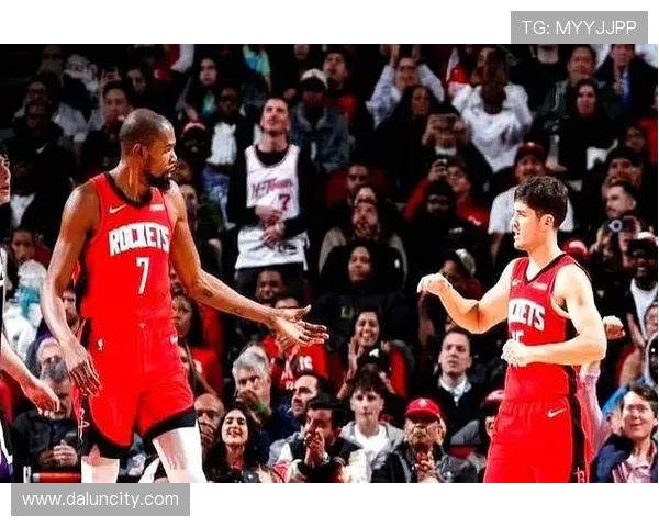 2018年11月24日活塞与火箭激战正酣双方球员展现精彩对决